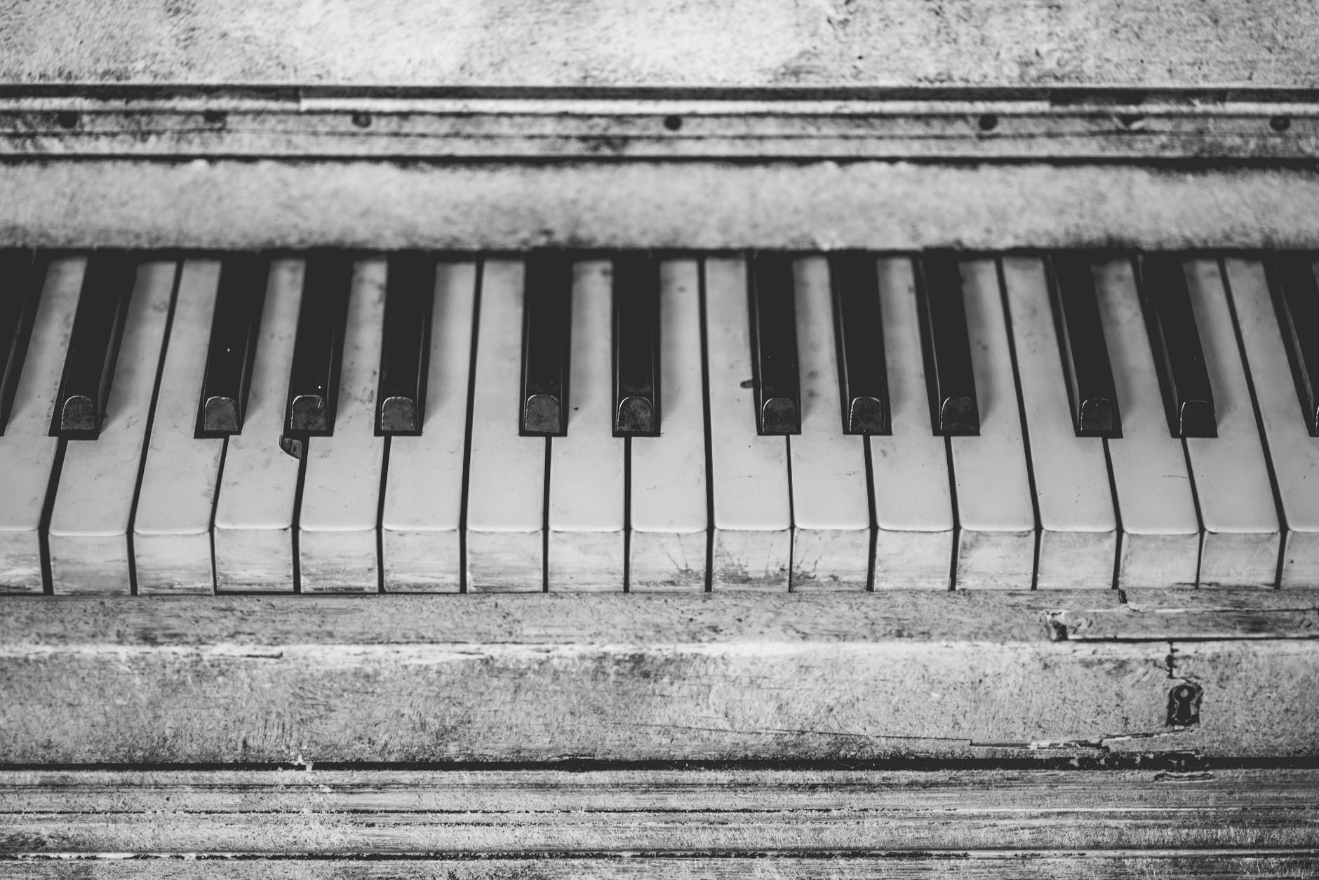 grayscale piano keys